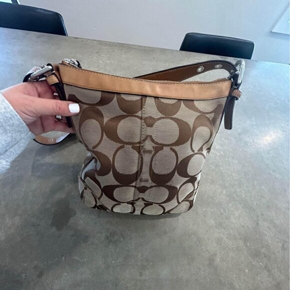 COACH- woman’s crossbody bag. Signature logo. Adjustable strap. Full zipper. - Picture 6 of 10